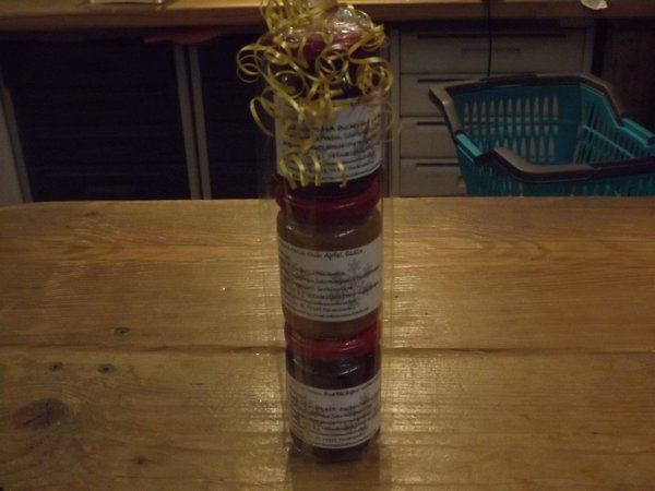 3 150g  Gläser Marmelade/Gelee mit Weihnachtsaufkleber aud den Deckeln verpackt